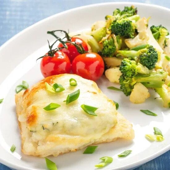 Треска запеченная с кабачком и сыром.