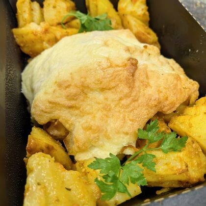 Мясной стожок с капустой и печеным картофелем