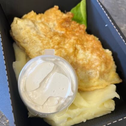 Жареное филе минтая с пюре и соусом цезарь