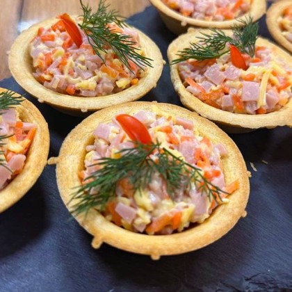Тарталетка с ветчиной и корейской морковкой