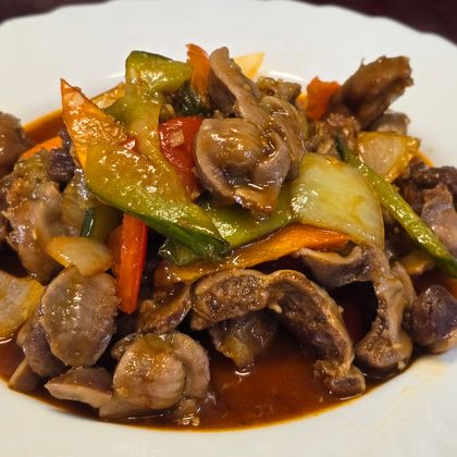 Куриные желудки в соевом соусе с овощами
