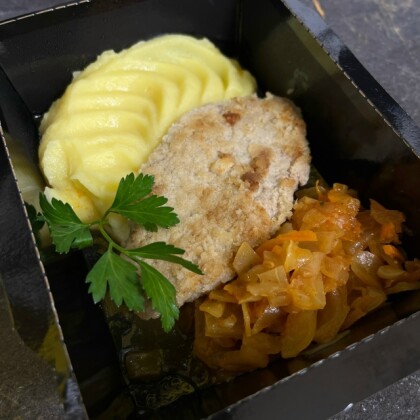 Домашняя котлета с тушеной капустой и картофельным пюре