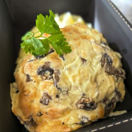 Куриная грудка под грибным жульеном с пюре