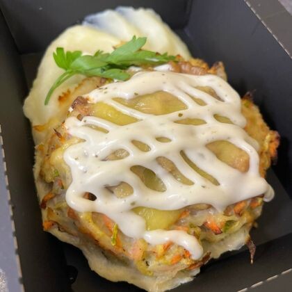 Овощное гнездо с курицей в чесночном соусе с пюре