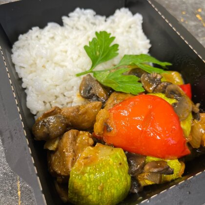 Свиная вырезка в томатном соусе с печенными овощами и рисом