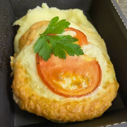Запеченная свинина под сырной шапкой с  помидоркой и пюре