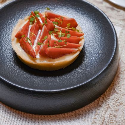 Тарт с заварным кремом и свежей клубникой