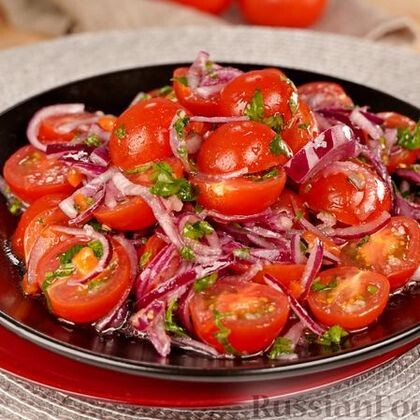 Помидор с красным луком и чесноком