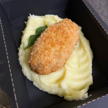 Куриная котлета со сливочным маслом и зеленью с пюре