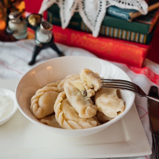 Вареники с грибами и картошкой со сметаной