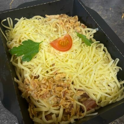 Домашняя лапша с копченой грудинкой,грибами и сыром