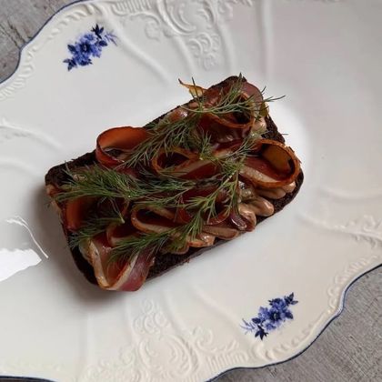 Брускетта с копченой уткой, жареным огурцом и айоли из черного чеснока