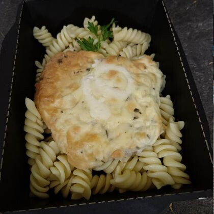 Куриное филе с прованскими травами с макаронами