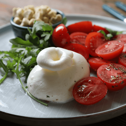 Буррата со страчателлой, рукколой и черри