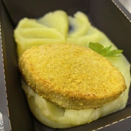 Куриная котлета с маслом и зеленью с пюре
