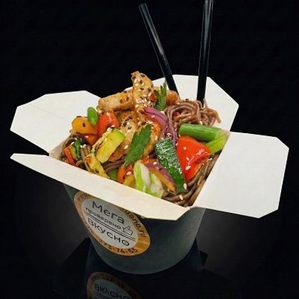 Соба с курицей и овощами в остро-сладком соусе .