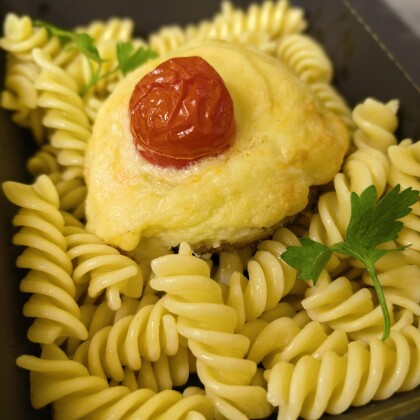 Котлета из говядины под моцареллой с макаронами