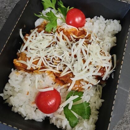 Бедрышки цыпленка в томатном соусе с прованскими травами с рисом