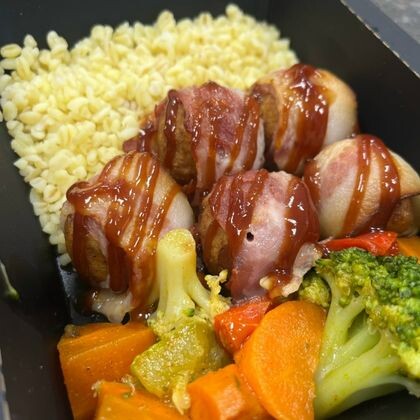 Куриные фрикадельки в беконе с соусом барбекю с булгуром и запеченными овощами