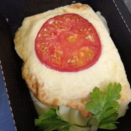 Запеченное куриное филе с ветчиной под сырной шапочкой с пюре