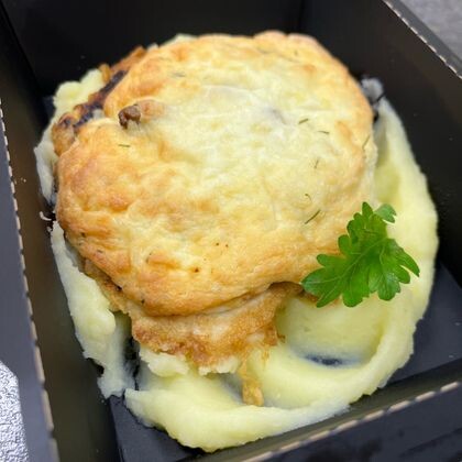 Куриная бризоль под грибным жульеном с пюре