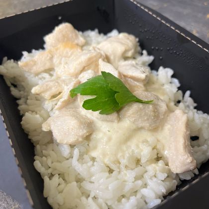 Куриное филе в сливочно-чесночном соусе с рисом