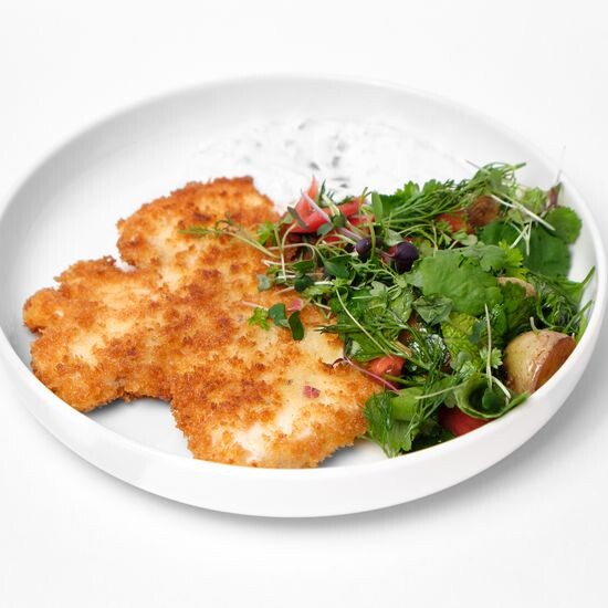 Куриный шницель с соусом тартар, беби- картофелем и томатами