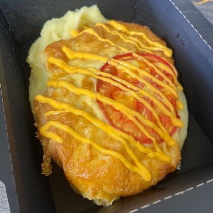 Куриный бризоль под сырной шапочкой с пюре