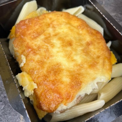 Куриное филе с ветчиной под сырной шапочкой с макаронами