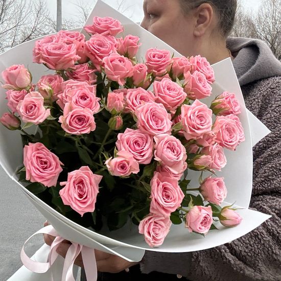 Букет из кустовых розовых роз