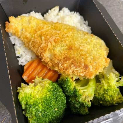 Треска в сырной панировке с рисом и запеченными овощами