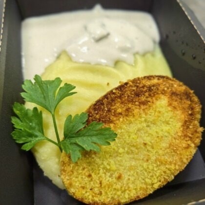 Куриная котлета с пюре и сливочно-грибным соусом