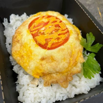 Запеченный куриный бризоль под сырной шапочкой с рисом