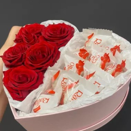 Розы и рафаэлло в коробочке сердце