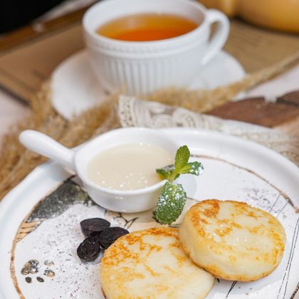 Сырники с клубничным конфитюром