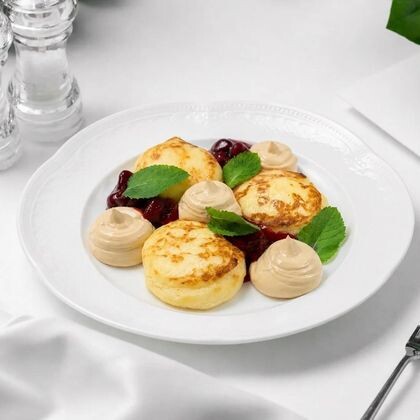 Сырники с муссом из вареной сгущенки и вишневым курдом