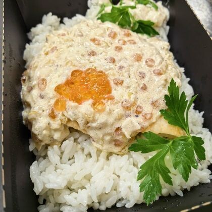 Запеченная форель под сливочно-икорным соусом с рисом