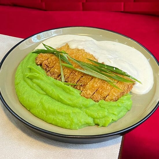 Шницель из курицы с картофельным пюре на зеленом горошке