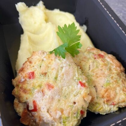 Рубленные котлеты из курицы с овощами с пюре