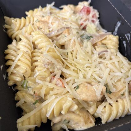 Паста с курицей и овощами