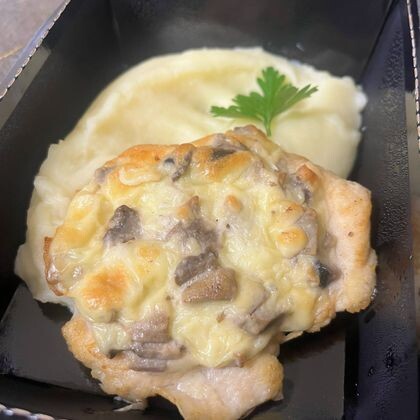 Запеченная свинина под грибным жульеном с картофельным пюре