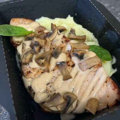 Свиная корейка с картофельным пюре и грибами