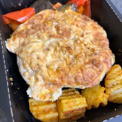 Куриное филе под сырно-ореховой шапочкой с печеным картофелем и овощами