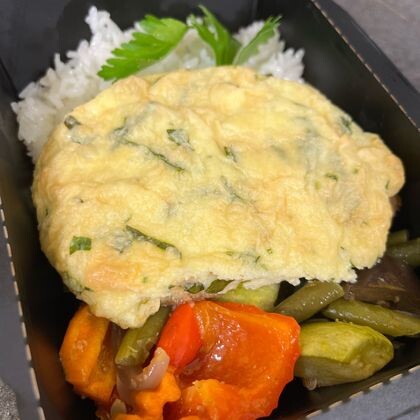 Запеченная треска под сырной шапочкой с рисом и овощами