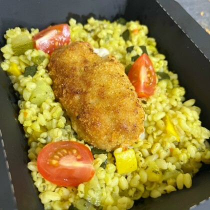 Мясная котлета фаршированная моцареллой с булгуром и сезонными овощами