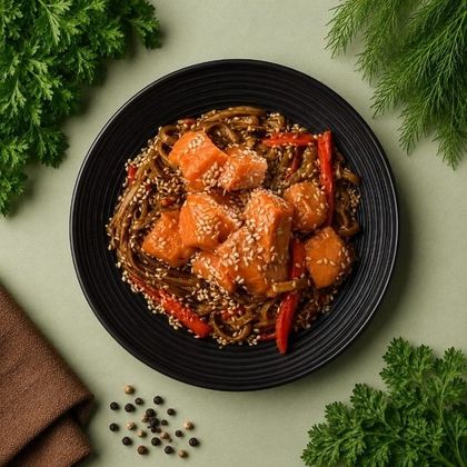 Лапша Удон пшеничная с лососем Wok
