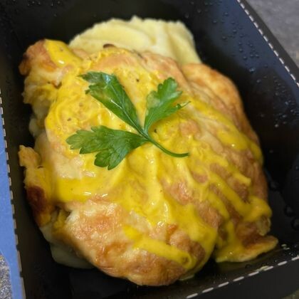 Запеченная свинина под сырной шапочкой с квашеной капустой и грибами в медово-горчичном соусе с пюре
