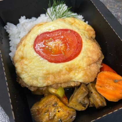 Запеченный куриный бризоль под сырной шапочкой с рисом и печеными овощами
