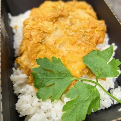 Отбивная из курицы в панировке кфс с рисом