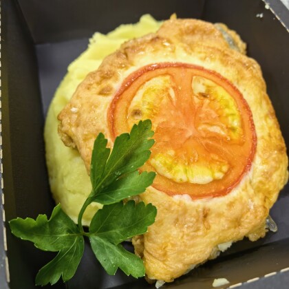 Форель под сырной шапочкой с пюре